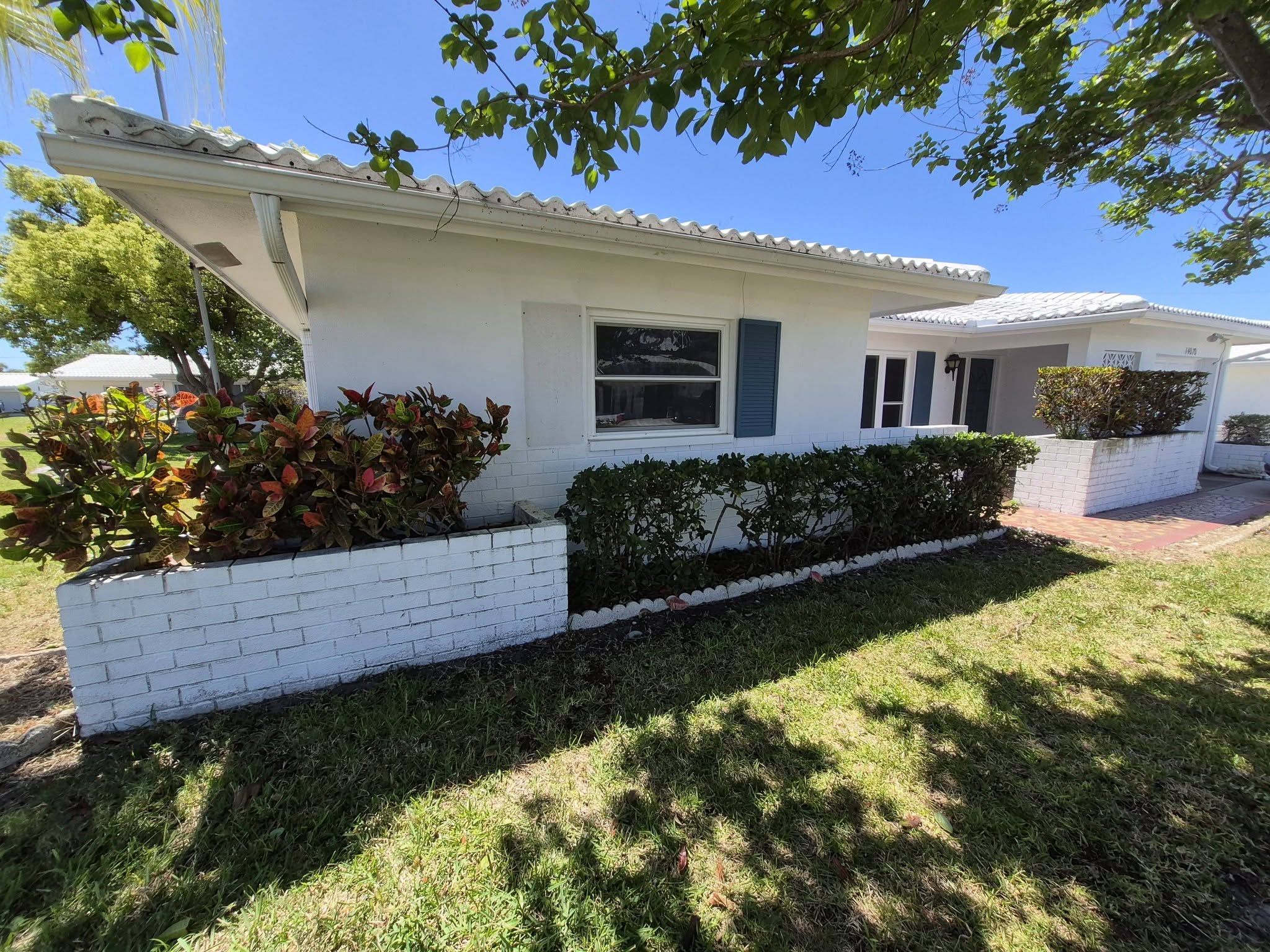 Neat front planter with trimmed hedges